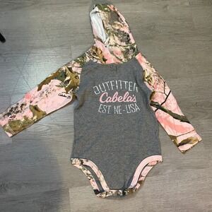 Cabela's Hooded Bodysuit Baby 12M Grey Pink Camo Zonz Woodlands Outfitter